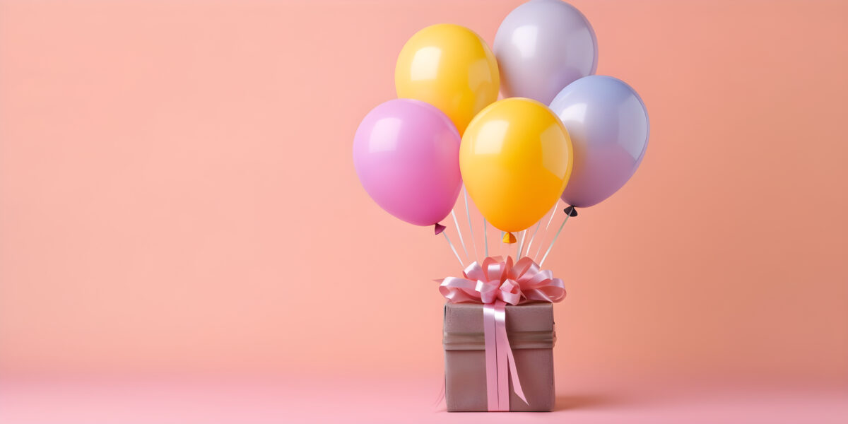 Palloncini gonfiati a elio legati ai regali