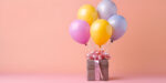 Palloncini gonfiati a elio legati ai regali